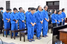 Các bị cáo nghe tuyên án. (Ảnh: Quốc Dũng/TTXVN)