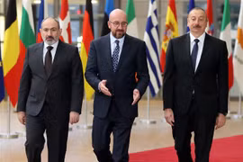 Thủ tướng Armenia Nikol Pashinyan, Chủ tịch Hội đồng châu Âu Charles Michel và Tổng thống Azerbaijan Ilham Aliyev trong cuộc gặp ở Brussels (Bỉ), ngày 6/4/2022. (Ảnh: AFP/TTXVN) 