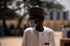 Đeo khẩu trang phòng dịch COVID-19 tại Abuja, Nigeria ngày 20/3/2020. (Nguồn: AFP/TTXVN) 
