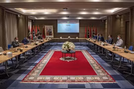 Đại diện các bên đối địch tại Libya tham gia cuộc đàm phán ở thành phố Bouznika, Maroc ngày 2/10/2020. Ảnh: AFP/TTXVN 