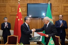 Bộ trưởng Ngoại giao Trung Quốc Vương Nghị (giữa, trái) và Tổng Thư ký Liên đoàn Arab Ahmed Aboul Gheit (giữa, phải) ký văn kiện hợp tác trong cuộc gặp ở Cairo, Ai Cập ngày 14/1/2024. (Ảnh: THX/TTXVN)