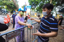 Tại chợ Châu Long (quận Ba Đình), việc lắp rào chắn giữa người mua và người bán đảm bảo giãn khoảng cách cần thiết. (Ảnh: Thành Đạt/TTXVN) 