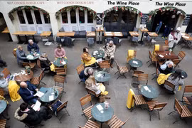 Khách hàng tại một nhà hàng ở thủ đô London, Anh, ngày 10/2/2022. (Ảnh: THX/TTXVN) 