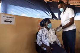 Nhân viên y tế tiêm vaccine phòng COVID-19 cho người dân tại Francistown, Botswana. (Ảnh: AFP/TTXVN) 