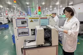Công nhân làm việc trong nhà máy sản xuất đèn LED của Công ty TNHH Cổ phần khoa học công nghệ quang điện Hoa Kiệt tỉnh Sơn Tây. (Ảnh: Công Tuyên/TTXVN)