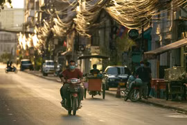 Người dân đeo khẩu trang phòng dịch COVID-19 tại Vientiane, Lào, ngày 19/6/2021. (Nguồn: THX/TTXVN) 