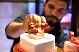 Hình ảnh thế giới ngập bánh và hoa chào đón ngày lễ tình yêu Valentine