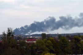 Khói bốc lên tại thành phố Lviv, trong xung đột Nga-Ukraine, ngày 3/5/2022. (Ảnh: AFP/TTXVN) 