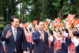Chủ tịch nước Võ Văn Thưởng và Tổng thống Hàn Quốc Yoon Suk Yeol với thiếu nhi Thủ đô. (Ảnh: Thống Nhất/TTXVN)