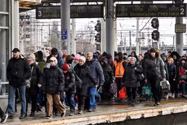 Người dân Ukraine sơ tán khỏi thủ đô Kiev ngày 5/3/2022. (Ảnh: AFP/TTXVN) 