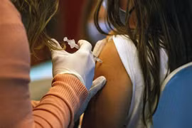 Nhân viên y tế tiêm vaccine phòng COVID-19 cho trẻ em tại Hartford, Connecticut, Mỹ. (Nguồn: AFP/TTXVN)