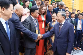 Tổng Bí thư, Chủ tịch nước Tô Lâm với các kiều bào tiêu biểu về dự Hội nghị người Việt Nam ở nước ngoài toàn thế giới lần thứ IV và Diễn đàn Tri thức và chuyên gia Việt Nam ở nước ngoài. Ảnh: Lâm Khánh - TTXVN