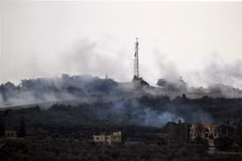 Khói bốc lên sau vụ tấn công của Israel vào làng Dhaira ở Liban ngày 11/10/2023. (Ảnh: THX/TTXVN)