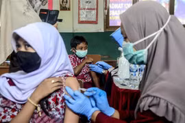 Nhân viên y tế tiêm vaccine phòng COVID-19 cho người dân tại Tây Java, Indonesia. (Ảnh: THX/TTXVN) 