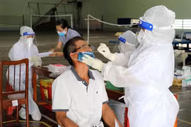 Các cơ sở y tế ở Ninh Thuận xét nghiệm SARS-CoV-2 bằng kỹ thuật test nhanh kháng nguyên cho trường hợp xét nghiệm dịch vụ. (Ảnh: Công Thử/TTXVN) 