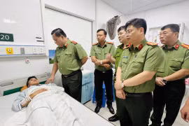 Trung tướng Nguyễn Hải Trung và đại diện các phòng chức năng Công an thành phố thăm hỏi, động viên chiến sỹ Nguyễn Quốc Trung. (Nguồn: Công an thành phố Hà Nội)