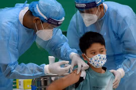 Nhân viên y tế tiêm vaccine ngừa COVID-19 cho một em nhỏ tại Phnom Penh, Campuchia ngày 17/9/2021. (Ảnh: AFP/TTXVN) 