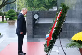 Tổng thống Liên bang Nga Vladimir Putin vào Lăng viếng Chủ tịch Hồ Chí Minh