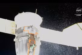Hình ảnh do NASA công bố ngày 15/12/2022 cho thấy chất làm mát rò rỉ từ tàu vũ trụ Soyuz MS-22. (Ảnh: AFP/TTXVN)
