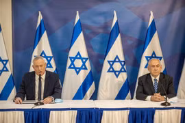 Thủ tướng Israel Benjamin Netanyahu (phải) và ông Benny Gantz (trái) - khi đang giữ chức Bộ trưởng Quốc phòng Israel - tại cuộc họp ở Tel Aviv, ngày 27/7/2020. (Ảnh: AFP/TTXVN)