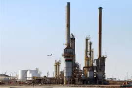 Một cơ sở khai thác dầu tại thị trấn al-Buraqah, Libya. (Ảnh: AFP/TTXVN) 