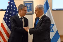 Thủ tướng Israel Benjamin Netanyahu (phải) trong cuộc gặp Ngoại trưởng Mỹ Antony Blinken đang ở thăm Tel Aviv, ngày 12/10/2023. (Ảnh: THX/TTXVN)