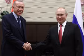 Tổng thống Nga Vladimir Putin (phải) và Tổng thống Thổ Nhĩ Kỳ Recep Tayyip Erdogan. (Nguồn: AFP) 