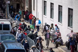 Người dân xếp hàng chờ nhận thực phẩm cứu trợ tại Brooklyn, New York, Mỹ ngày 14/5/2020. (Nguồn: THX/TTXVN) 
