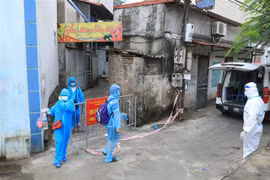 Các trường hợp F1 tại tổ 8, phường Kiến Hưng, quận Hà Đông được đưa đi cách ly đến khu cách ly tập trung. (Ảnh: Tuấn Anh/TTXVN) 