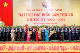 Đại tướng Tô Lâm, Ủy viên Bộ Chính trị, Bộ trưởng Bộ Công an tặng hoa chúc mừng Ban Chấp hành Đảng bộ tỉnh Bắc Ninh khóa XX, nhiệm kỳ 2020-2025. (Ảnh: Thanh Thương/TTXVN)