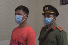 Nam thanh niên (trái) cho 3 người Trung Quốc lưu trú trái phép bị khởi tố. (Nguồn: Công an Bình Dương) 