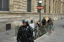 Cảnh sát Pháp tại một ga tàu điện ngầm ở Paris ngày 7/10/2023. (Ảnh: AFP/TTXVN)
