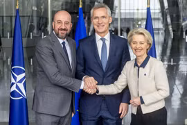 Tổng thư ký Tổ chức Hiệp ước Bắc Đại Tây Dương (NATO) Jens Stoltenberg (giữa), Chủ tịch Hội đồng châu Âu Charles Michel (trái) và Chủ tịch Ủy ban châu Âu (EC) Ursula von der Leyen. (Nguồn: NATO)