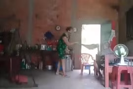 Bà Nguyễn Thị Hoa đã đánh đập chính mẹ ruột của mình. (Ảnh cắt từ clip) 