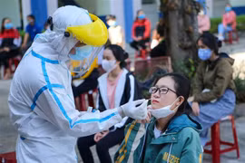 Lấy mẫu xét nghiệm COVID-19. (Ảnh: Trần Lê Lâm/TTXVN) 