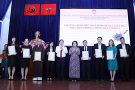 Bà Tô Thị Bích Châu, Chủ tịch Ủy ban Mặt trận Tổ quốc Việt Nam Thành phố Hồ Chí Minh và ông Dương Anh Đức, Phó Chủ tịch Ủy ban nhân dân Thành phố gửi Thư cảm ơn các đơn vị, cá nhân ủng hộ kinh phí phục vụ công tác mua vaccine phòng, chống COVID-19. (Ảnh: 