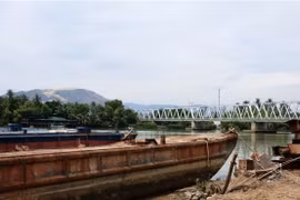 Công trình đập ngăn mặn trên sông Cái được xây dựng cách vị trí cầu đường sắt Nha Trang hiện hữu khoảng 75m, nối khu dân cư phường Ngọc Hiệp với đường Ngô Đến. (Ảnh: Nguyễn Dũng/TTXVN) 