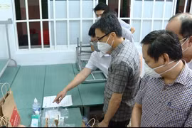 Phó Thủ tướng Vũ Đức Đam kiểm tra Trạm y tế lưu động số 3A, quận 8. (Ảnh: Xuân Tình/TTXVN) 