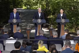 Tổng thống Hàn Quốc Yoon Suk Yeol (trái), Tổng thống Mỹ Joe Biden (giữa) và Thủ tướng Nhật Bản Fumio Kishida trong cuộc họp báo chung sau Hội nghị Thượng đỉnh Ba bên ở Trại David, bang Maryland (Mỹ) ngày 18/8/2023. (Ảnh: Kyodo/TTXVN)