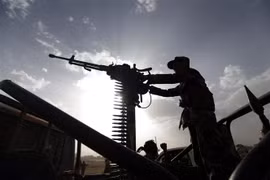 Tay súng Houthi cùng thiết bị quân sự được triển khai trên đường phố thủ đô Sanaa, Yemen. (Ảnh: AFP/TTXVN)