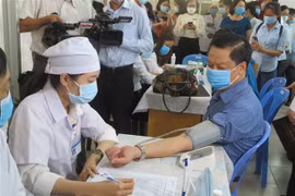 Đo huyết áp, sàng lọc trước tiêm vaccine tại Cần Thơ. (Ảnh: Ánh Tuyết/TTXVN) 