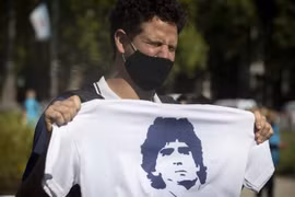 Người hâm mộ chờ tiễn biệt huyền thoại bóng đá Diego Maradona tại tang lễ của ông ở Buenos Aires, Argentina ngày 26/11/2020. (Nguồn: THX/TTXVN) 