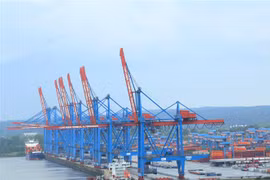 Một cụm cảng bốc dỡ hàng tại thành phố Hamburg (Đức). (Ảnh: Mạnh Hùng/TTXVN) 