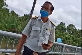 Ông Trần Khởi Nghĩa tại thời điểm bị Tổ kiểm soát dịch buộc dừng xe kiểm tra giấy đi đường. (Nguồn: thanhnien.vn) 