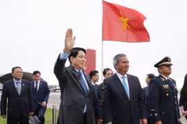 Chủ tịch nước Lương Cường đến Sân bay Quốc tế Jorge Chávez ở thủ đô Lima. (Ảnh: Lâm Khánh/TTXVN)