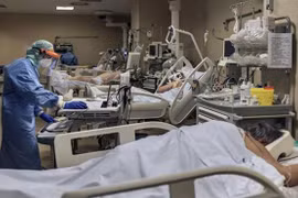 Điều trị cho bệnh nhân COVID-19 tại New York (Mỹ). (Nguồn: The New York Times/TTXVN) 