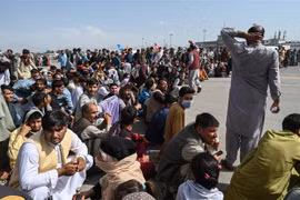 Đám đông người sơ tán chờ đợi được rời khỏi Afghanistan tại sân bay quốc tế ở Kabul, ngày 16/8/2021, khi Taliban tuyên bố kiểm soát quốc gia Tây Nam Á. (Ảnh: AFP/TTXVN) 