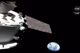 Tàu vũ trụ Orion trên hành trình tới Mặt Trăng trong sứ mệnh Artemis 1. (Ảnh: AFP/TTXVN) 