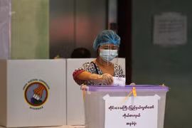 Cử tri bỏ phiếu tại một địa điểm bầu cử ở Yangon, Myanmar, ngày 8/11/2020. (Ảnh: AFP/TTXVN) 