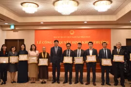 Đại sứ Việt Nam tại Nhật Bản Phạm Quang Hiệu trao tặng giấy khen cho các tập thể, cá nhân có thành tích xuất sắc trong hoạt động cộng đồng tại Nhật Bản năm 2023. (Ảnh: Nguyễn Tuyến/TTXVN)